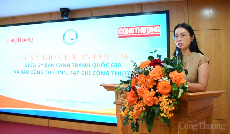 Bà Nguyễn Quỳnh Anh, Phó Chủ tịch Ủy ban Cạnh tranh Quốc gia báo cáo tóm tắt tình hình thực hiện chương trình phối hợp công tác giữa Ủy ban với Báo Công Thương và Tạp chí Công Thương.