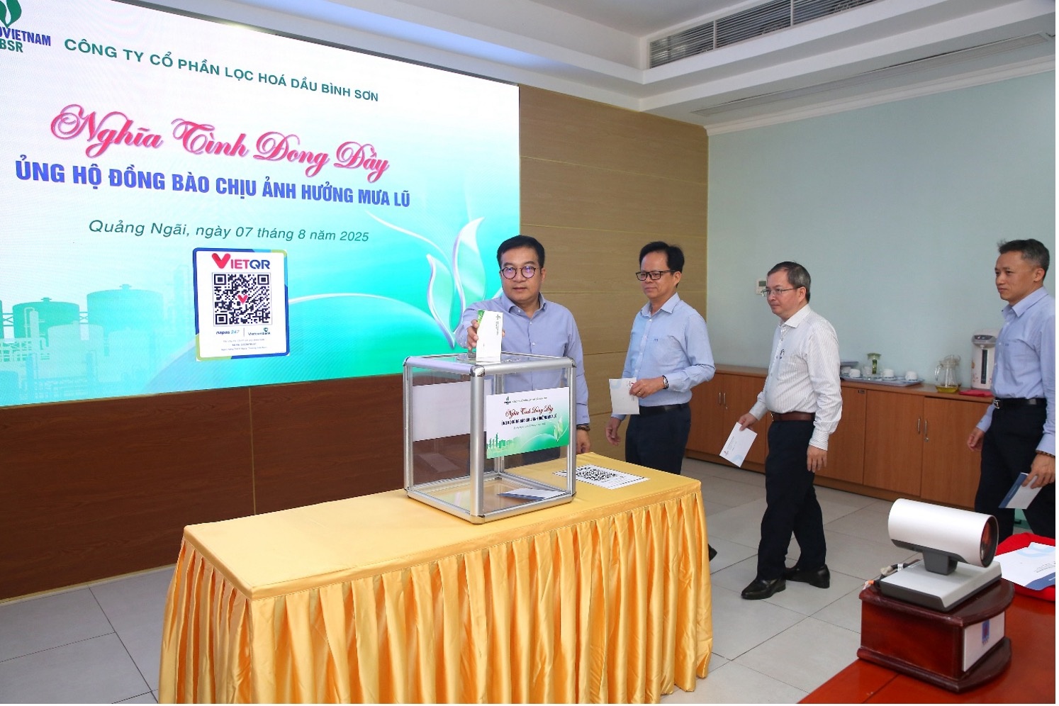 Tổng Giám đốc BSR Nguyễn Việt Thắng, các đồng chí trong Ban lãnh đạo và người lao động BSR quyên góp ủng hộ đồng bào bị ảnh hưởng bởi mưa bão Tổng Giám đốc BSR Nguyễn Việt Thắng, các đồng chí trong Ban lãnh đạo và người lao động BSR quyên góp ủng hộ đồng bào bị ảnh hưởng bởi mưa bão