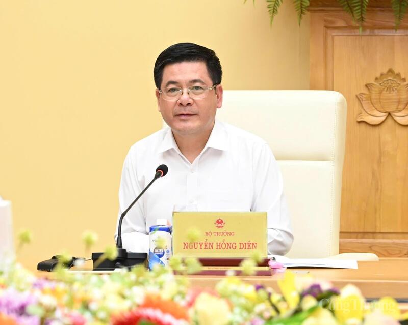 Bộ trưởng Nguyễn Hồng Diên chủ trì cuộc họp. Ảnh: Cấn Dũng