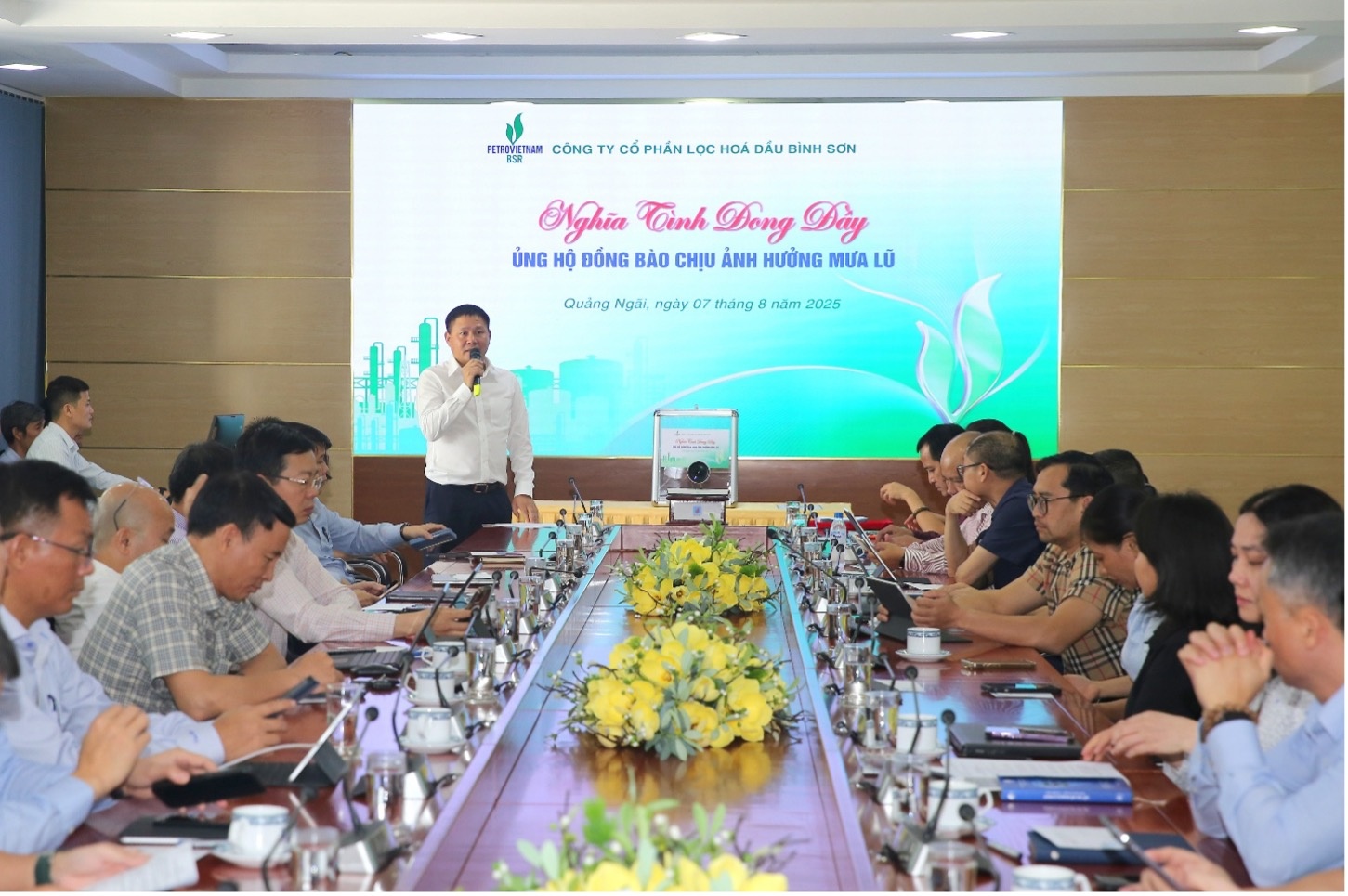 Đồng chí Bùi Ngọc Dương - Ủy viên Ban Thường vụ Đảng ủy Petrovietnam, Bí thư Đảng ủy, Chủ tịch HĐQT BSR phát biểu kêu gọi toàn thể CBCNV tham gia hưởng ứng chương trình ý nghĩa, sẻ chia với đồng bào đã gặp khốn khó do thiên tai. Đồng chí Bùi Ngọc Dương - Ủy viên Ban Thường vụ Đảng ủy Petrovietnam, Bí thư Đảng ủy, Chủ tịch HĐQT BSR phát biểu kêu gọi toàn thể CBCNV tham gia hưởng ứng chương trình ý nghĩa, sẻ chia với đồng bào đã gặp khốn khó do thiên tai.