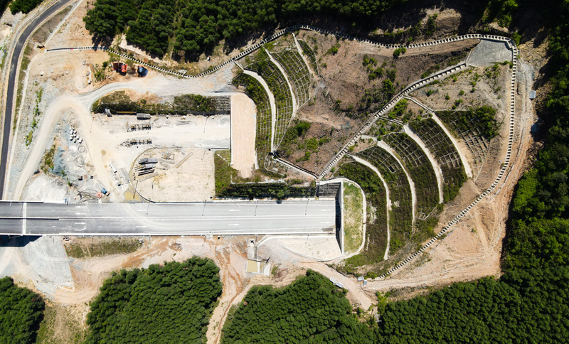 Nằm trong cao tốc Bắc Nam, đường Vũng Áng - Bùng dài hơn 55 km, đi qua hai tỉnh Hà Tĩnh (gần 13 km) và Quảng Trị (hơn 42 km)