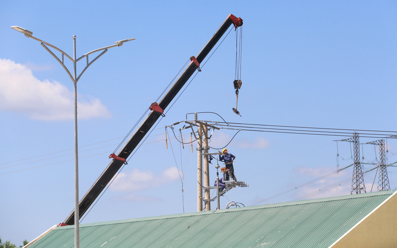 Công nhân điện lực thực hiện đấu điện chiếu sáng bên trong ống hầm