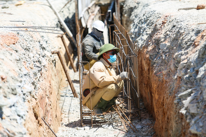 Dù thời tiết nắng nóng gay gắt nhưng hàng trăm công nhân vẫn nỗ lực hoàn thành công việc, đáp ứng tiến độ