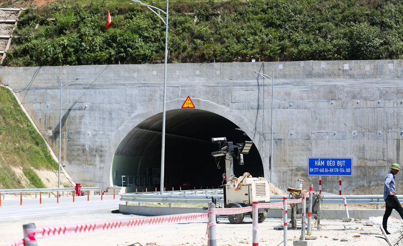 Còn phía Nam thuộc địa bàn xã Kỳ Lạc, tỉnh Hà Tĩnh