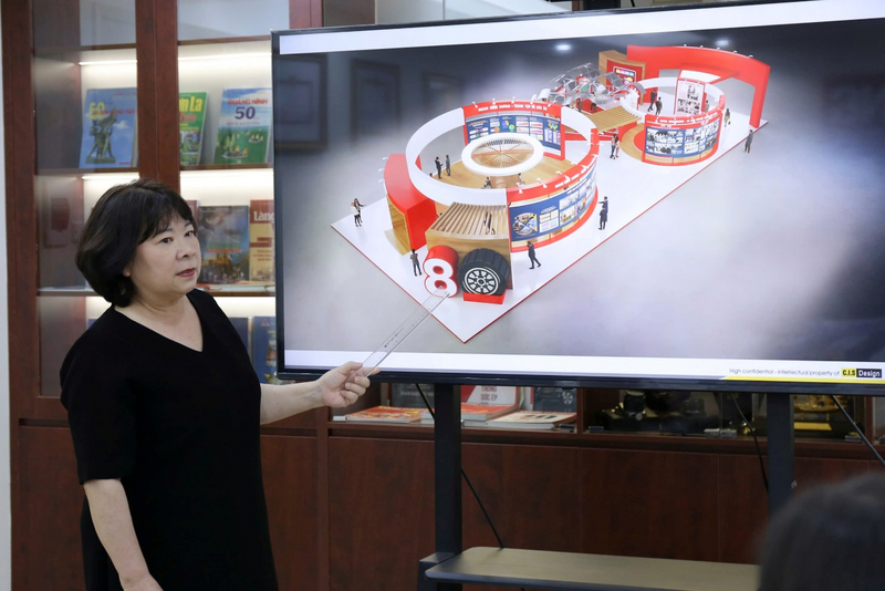 Bà Đặng Thị Ngọc Thu và các cộng sự trong quá trình thiết kế, lựa chọn tư liệu Triển lãm