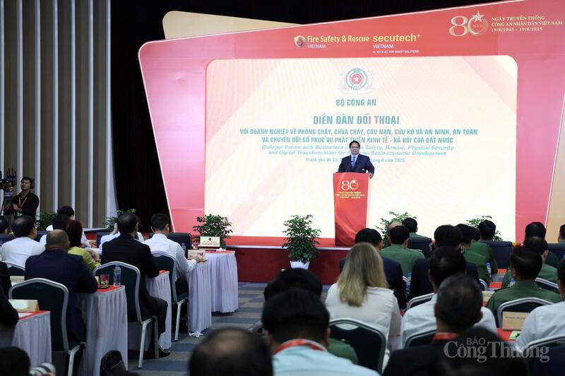 Thủ tướng Phạm Minh Chính yêu cầu chú trọng công tác phòng ngừa; nâng cao ý thức, trách nhiệm của cả hệ thống chính trị, xã hội trong công tác PCCC và cứu nạn, cứu hộ. Ảnh: Ngọc Linh