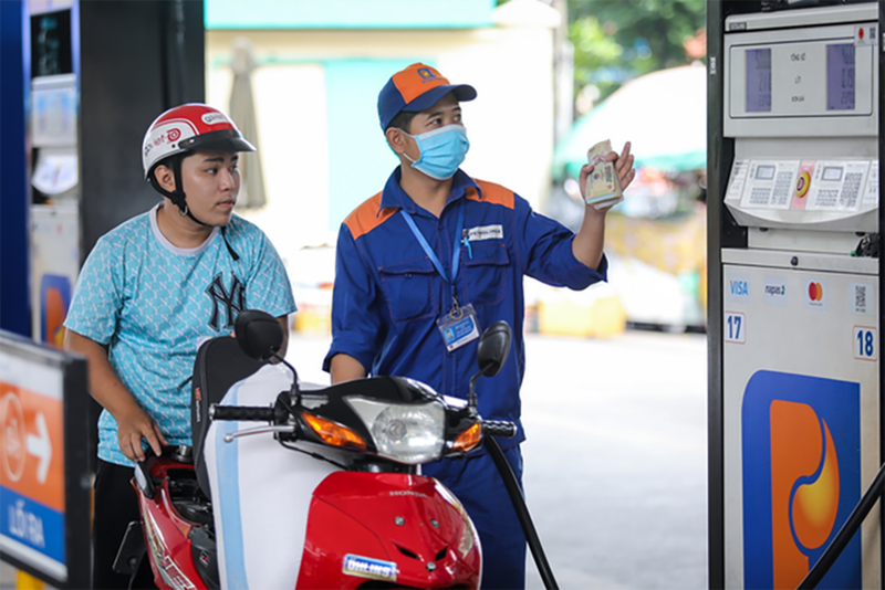 Giá xăng dầu hôm nay, từ 15h ngày 14/8/2025, xăng E5 RON 92 giảm 254 đồng/lít, xăng RON 95 giảm 190 đồng/lít, giá dầu cũng giảm. Ảnh: TTXVN