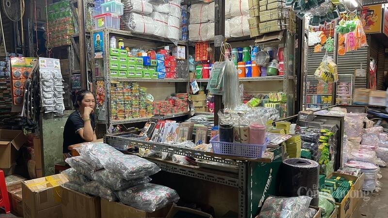 Việc các tiểu thương gặp khó khăn trong kinh doanh không chỉ nằm ở sức mua giảm, mà còn ở việc thiếu công cụ và kỹ năng để bắt kịp xu hướng kinh doanh