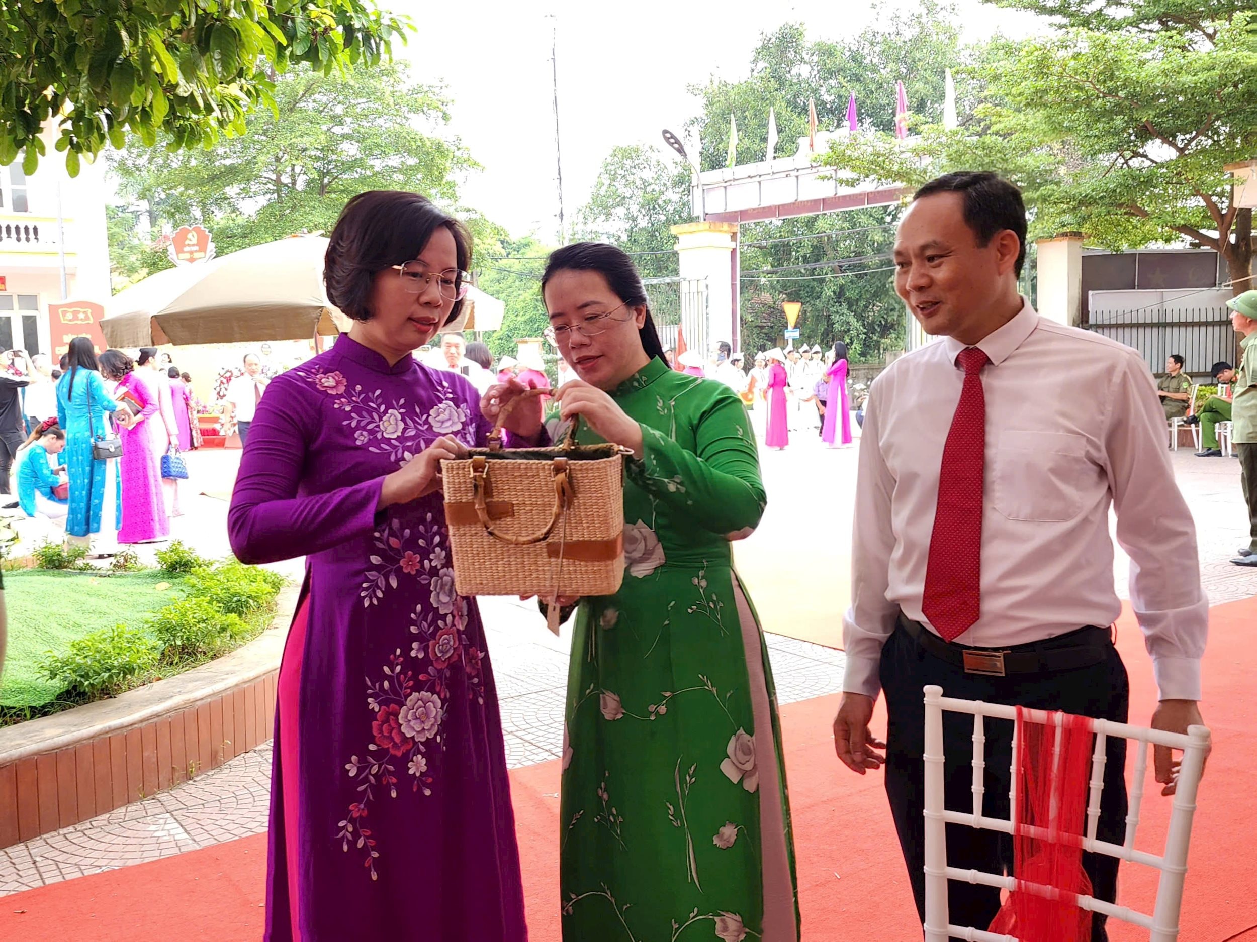 Các đại biểu dự Đại hội tham quan gian trưng bày các sản phẩm làng nghề của xã