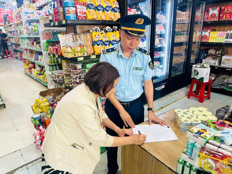 Lực lượng Quản lý thị trường tỉnh Lâm Đồng tiến hành kiểm tra cơ sơ kinh doanh trên địa bàn. Ảnh: Lê Sơn