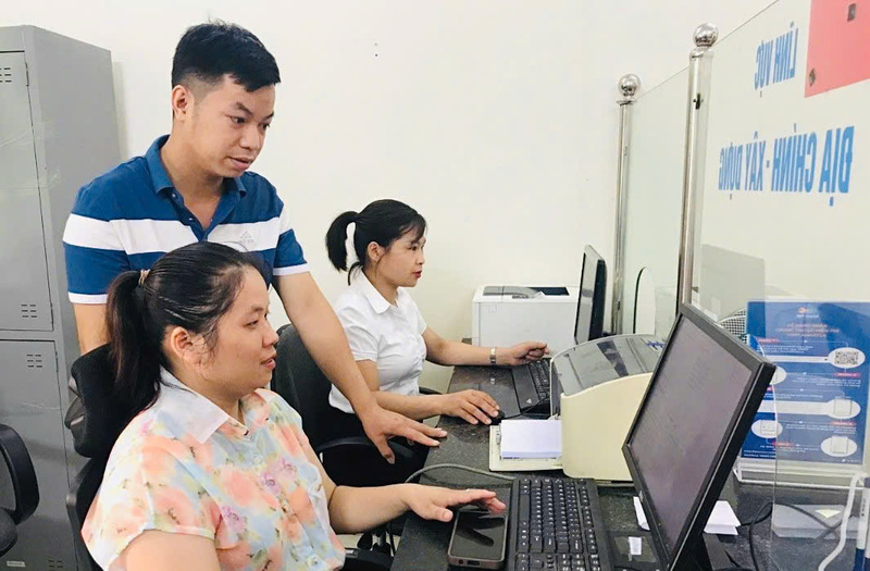 Công chức xã được trao đổi nghiệp vụ, quy trình giải quyết thủ tục hành chính. Ảnh: Báo Lạng Sơn