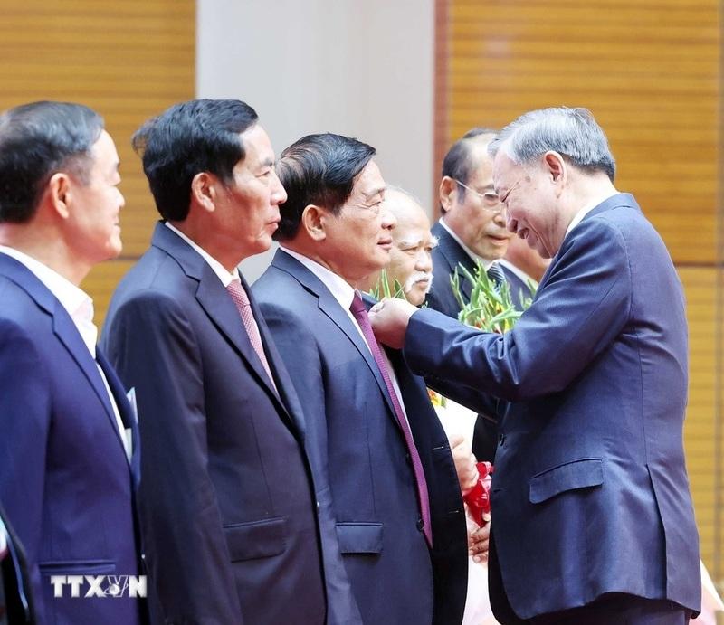 Tổng Bí thư Tô Lâm trao tặng Huy hiệu Đảng cho các đồng chí lão thành cách mạng, nguyên lãnh đạo cao cấp của Đảng, Nhà nước. Ảnh: Thống Nhất/TTXVN