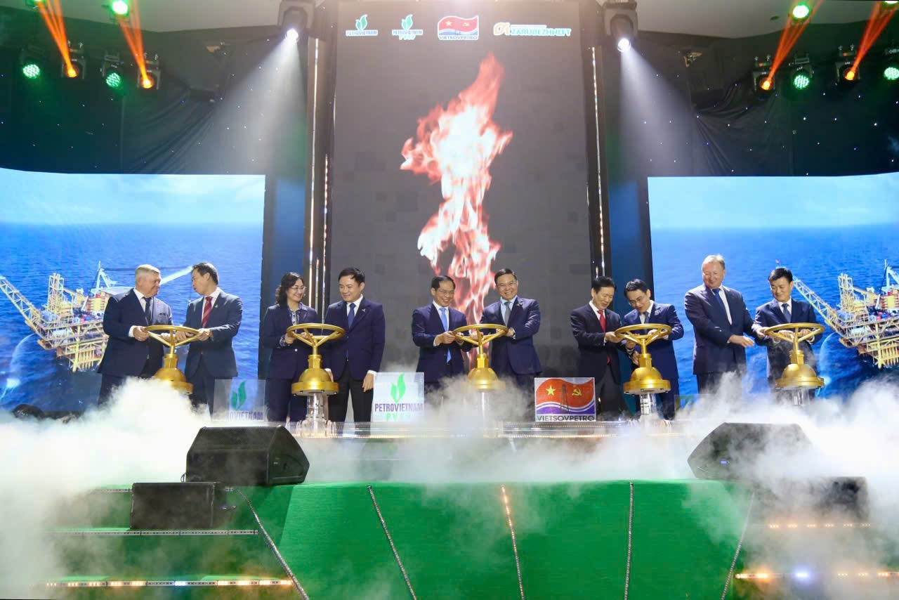 Lễ đón mừng dòng dầu đầu tiên từ dự án phát triển mỏ Kình Ngư Trắng – Kình Ngư Trắng Nam Lễ đón mừng dòng dầu đầu tiên từ dự án phát triển mỏ Kình Ngư Trắng – Kình Ngư Trắng Nam