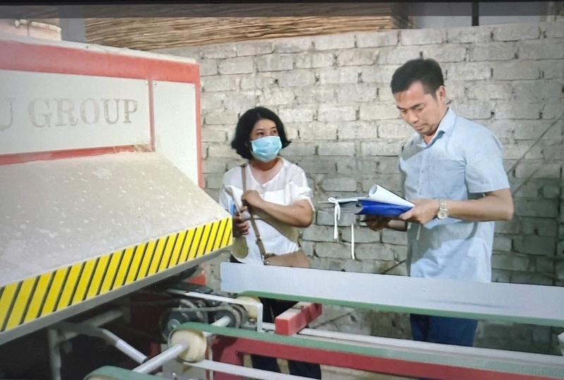 Đoàn kiểm tra của Cục Đổi mới sáng tạo, Chuyển đổi xanh và Khuyến công làm việc tại Công ty TNHH lâm sản Đại Phát. Ảnh: Xuân Phong