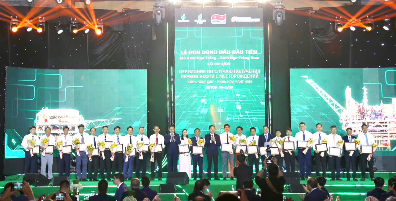 Lễ đón mừng dòng dầu đầu tiên từ dự án phát triển mỏ Kình Ngư Trắng – Kình Ngư Trắng Nam Lễ đón mừng dòng dầu đầu tiên từ dự án phát triển mỏ Kình Ngư Trắng – Kình Ngư Trắng Nam