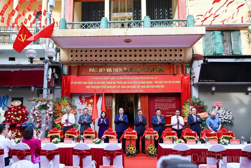 Tại đây, lãnh đạo Trung ương và Hà Nội đã thực hiện nghi thức cắt băng khai mạc trưng bày triển lãm tại di tích lưu niệm 48 Hàng Ngang và mở biển tên công trình kỷ niệm 80 năm Cách mạng Tháng Tám thành công và Quốc khánh 2/9.