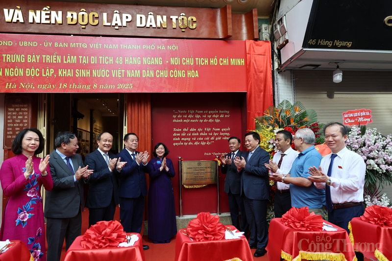 Các đại biểu thực hiện nghi thức gắn biển công trình chào mừng kỷ niệm 80 năm Cách mạng Tháng Tám thành công và Quốc khánh 2/9