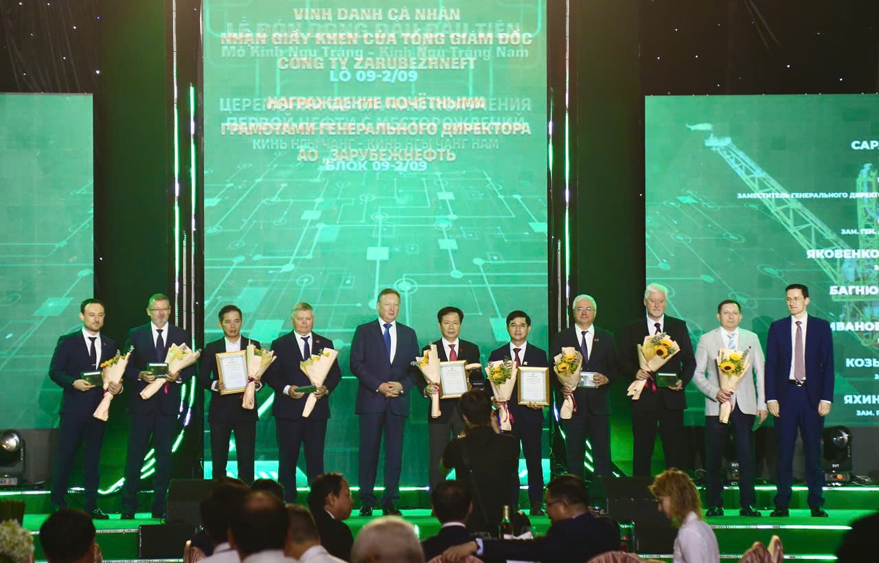 Lễ đón mừng dòng dầu đầu tiên từ dự án phát triển mỏ Kình Ngư Trắng – Kình Ngư Trắng Nam Lễ đón mừng dòng dầu đầu tiên từ dự án phát triển mỏ Kình Ngư Trắng – Kình Ngư Trắng Nam