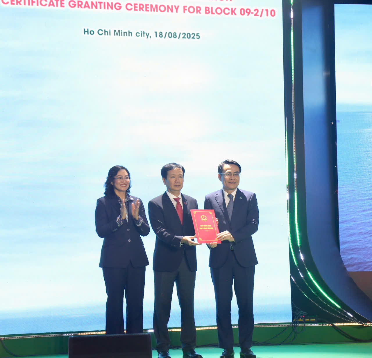 Lễ đón mừng dòng dầu đầu tiên từ dự án phát triển mỏ Kình Ngư Trắng – Kình Ngư Trắng Nam Lễ đón mừng dòng dầu đầu tiên từ dự án phát triển mỏ Kình Ngư Trắng – Kình Ngư Trắng Nam