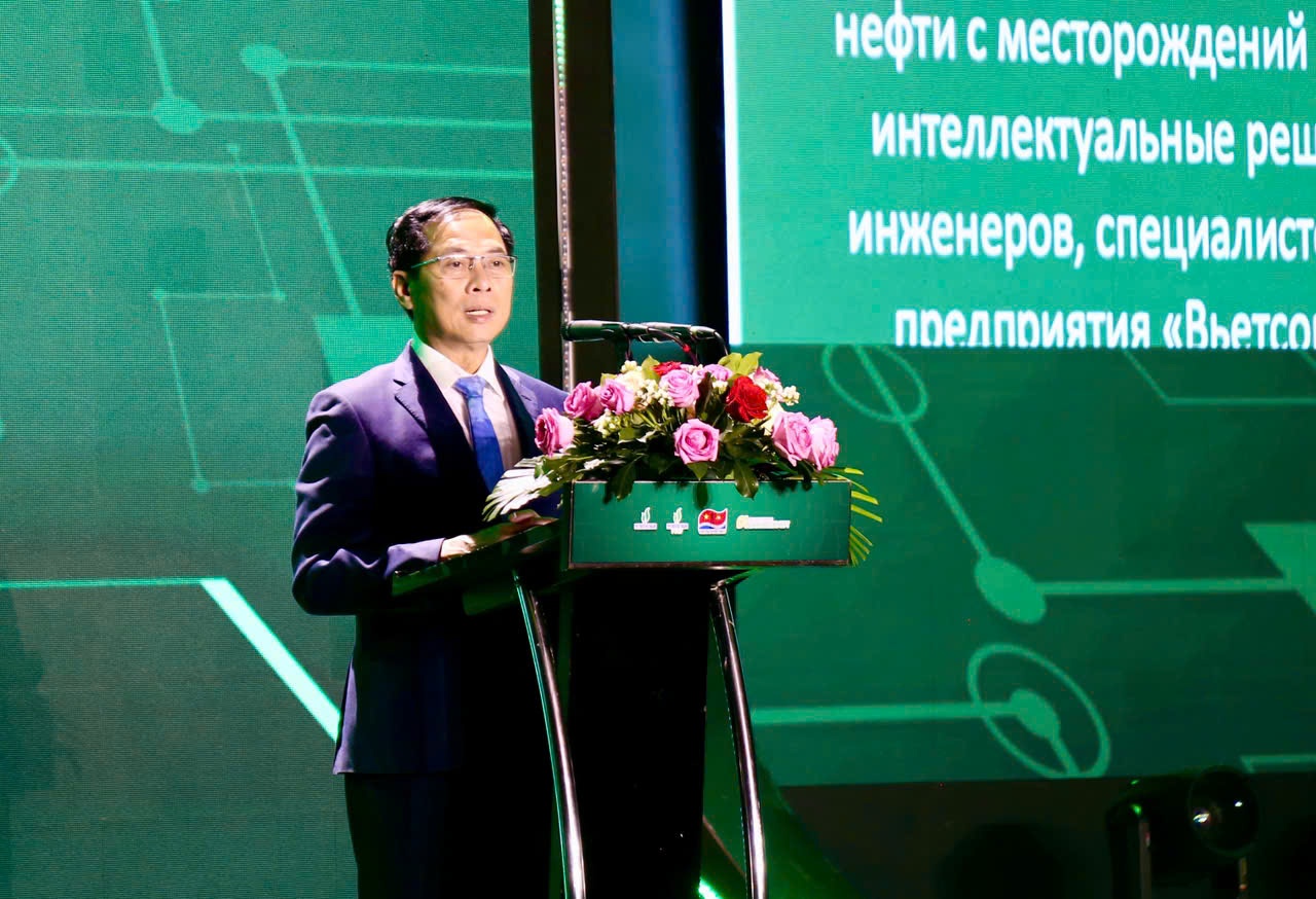 Lễ đón mừng dòng dầu đầu tiên từ dự án phát triển mỏ Kình Ngư Trắng – Kình Ngư Trắng Nam Lễ đón mừng dòng dầu đầu tiên từ dự án phát triển mỏ Kình Ngư Trắng – Kình Ngư Trắng Nam