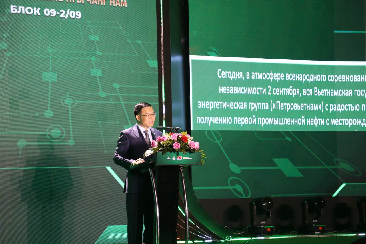 Lễ đón mừng dòng dầu đầu tiên từ dự án phát triển mỏ Kình Ngư Trắng – Kình Ngư Trắng Nam Lễ đón mừng dòng dầu đầu tiên từ dự án phát triển mỏ Kình Ngư Trắng – Kình Ngư Trắng Nam