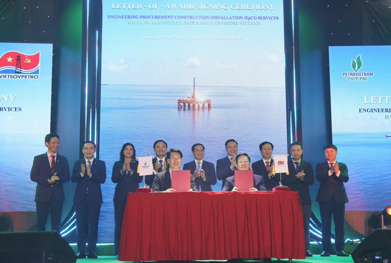 Lễ đón mừng dòng dầu đầu tiên từ dự án phát triển mỏ Kình Ngư Trắng – Kình Ngư Trắng Nam Lễ đón mừng dòng dầu đầu tiên từ dự án phát triển mỏ Kình Ngư Trắng – Kình Ngư Trắng Nam