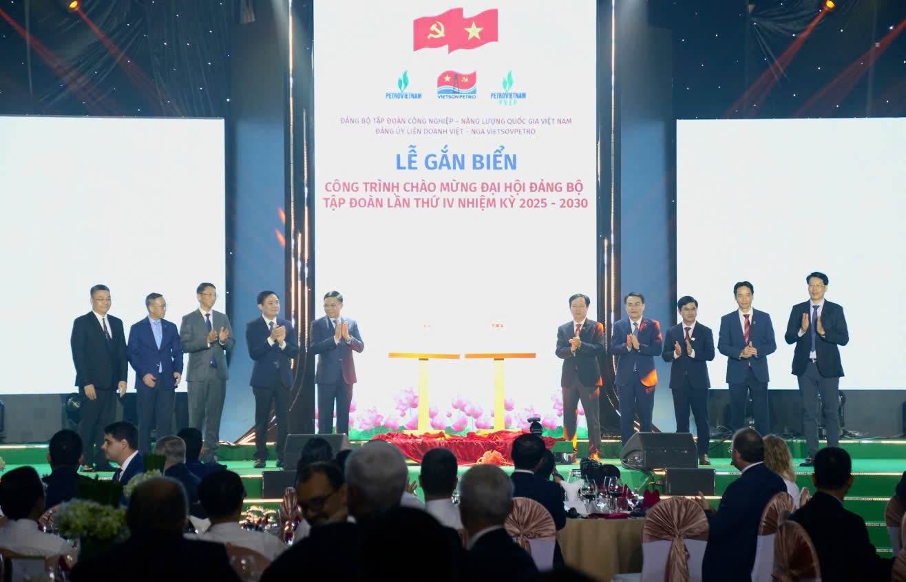 Lễ đón mừng dòng dầu đầu tiên từ dự án phát triển mỏ Kình Ngư Trắng – Kình Ngư Trắng Nam Lễ đón mừng dòng dầu đầu tiên từ dự án phát triển mỏ Kình Ngư Trắng – Kình Ngư Trắng Nam