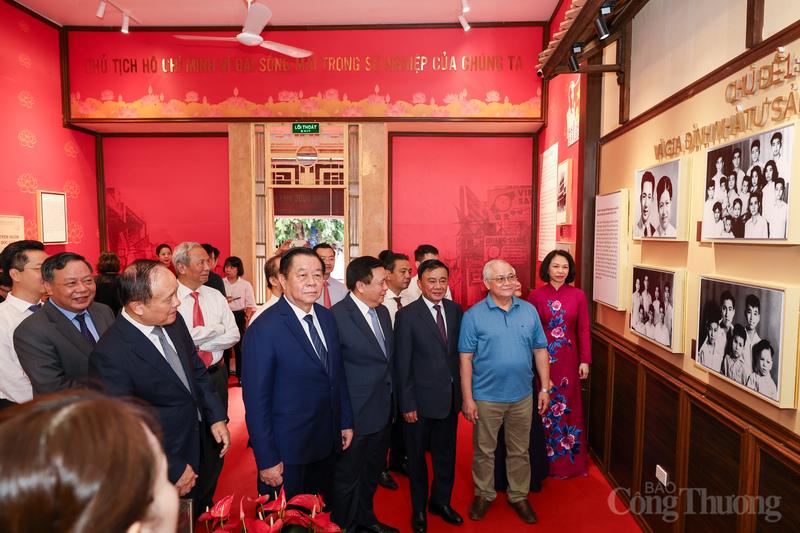 Các đại biểu thăm quan nhà 48 Hàng Ngang.