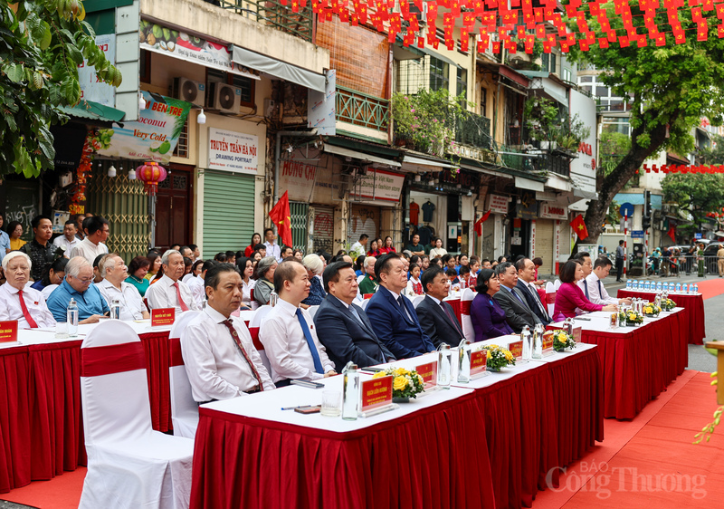 Thường trực Ban Bí thư Trần Cẩm Tú; Bí thư Trung ương Đảng, Trưởng ban Tuyên giáo và Dân vận Trung ương Nguyễn Trọng Nghĩa; Giám đốc Học viện Chính trị quốc gia Hồ Chí Minh, Chủ tịch Hội đồng Lý luận Trung ương Nguyễn Xuân Thắng; Bí thư Thành ủy Hà Nội Bùi Thị Minh Hoài cùng nhiều lãnh đạo TP Hà Nội dự lễ gắn biển.