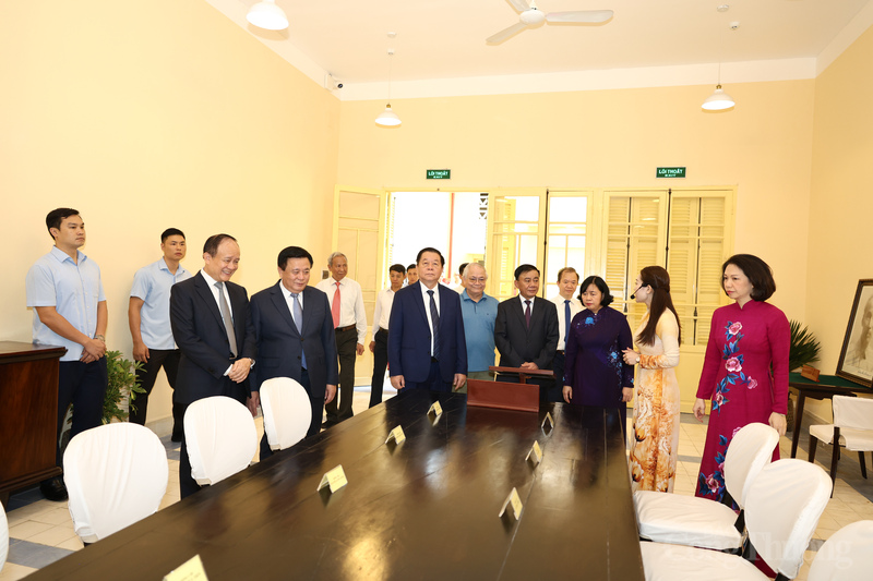 Trong những ngày đầu Cách mạng Tháng Tám 1945, ngôi nhà số 48 Hàng Ngang là nơi làm việc của Thường vụ Trung ương Đảng và Chủ tịch Hồ Chí Minh.