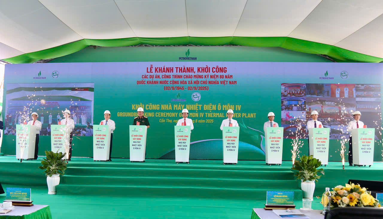 Các đại biểu ấn nút chính thức khởi công dự án Nhà máy Nhiệt điện Ô Môn IV