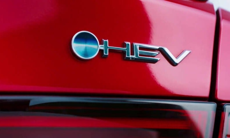 Logo hybrid trên mẫu xe Yaris Ativ HEV - Ảnh: Toyota