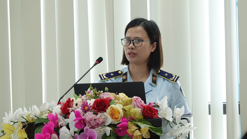 Bà Đỗ Thị Huyền, Phó Trưởng phòng Nghiệp vụ, Chi cục Quản lý thị trường giải đáp các thắc mắc liên quan lĩnh vực 389, chống hàng giả và gian lận thương mại