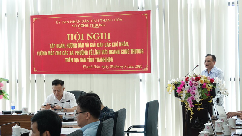 Ông Trường Văn Tuyên, Phó Trưởng phòng Quản lý công nghiệp hướng dẫn cấp xã về thủ tục đề nghị điều chỉnh cụm công nghiệp