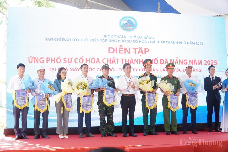 Lãnh đạo UBND thành phố Đà Nẵng trao cờ lưu niệm cho các đơn vị tham gia diễn tập