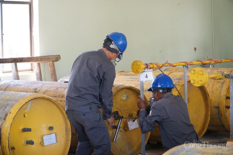 Theo tình huống diễn tập, nhà máy nước Cầu Đỏ có sử dụng các loại hóa chất dùng cho hệ thống xử lý nước PAC, xút, trong đó có Clo (Chlorine). Đây là chất khử mạnh được sử dụng rộng rãi trong các ứng dụng như xử lý, khử trùng nước… Vào khoảng 9h30 ngày X tháng Y năm 2025, khu vực nhà chứa Clo có 2 nhân viên vận hành, đang thực hiện hạot động thay bình khí Clo. Trong lúc thao tác, 1 nhân viên bất cẩnh làm xì van bình khí Clo khiến Clo rò rỉ ra ngoài. Do hoảng hốt, thao tắc khắc phục không chuẩn và mang các trang bị cơ bản không thể ở lâu trong môi trường khí Clo rò rỉ.