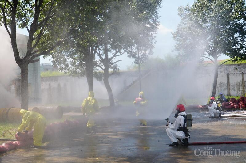 Về phía Sở Công Thương, nhận định tình hình sự cố “rò rỉ 900kg hóa chất Clo” có khả năng gây ra hậu quả nghiêm trọng, lãnh đạo Sở Công Thương đã báo cáo đồng chí Phó Chủ tịch thành phố, Trưởng Ban chỉ đạo và nhận được chỉ đạo vận hành cơ chế phối hợp ứng phó sự cố hóa chất cấp thành phố. Lãnh đạo Sở Công Thương Đà Nẵng đã điện thoại đến các đơn vị thành viên trong Ban chỉ đạo đảm bảo lực lượng, phương tiện chi viện đến hiện trường. Gồm: Công an thành phố; Bộ chỉ huy quân sự thành phố; Sở Y tế thành phố; UBND phường Cẩm Lệ; Bộ Tham mưu/ Quân Khu 5; Sở Khoa học và Công nghệ; Sở Nông nghiệp và Môi trường.