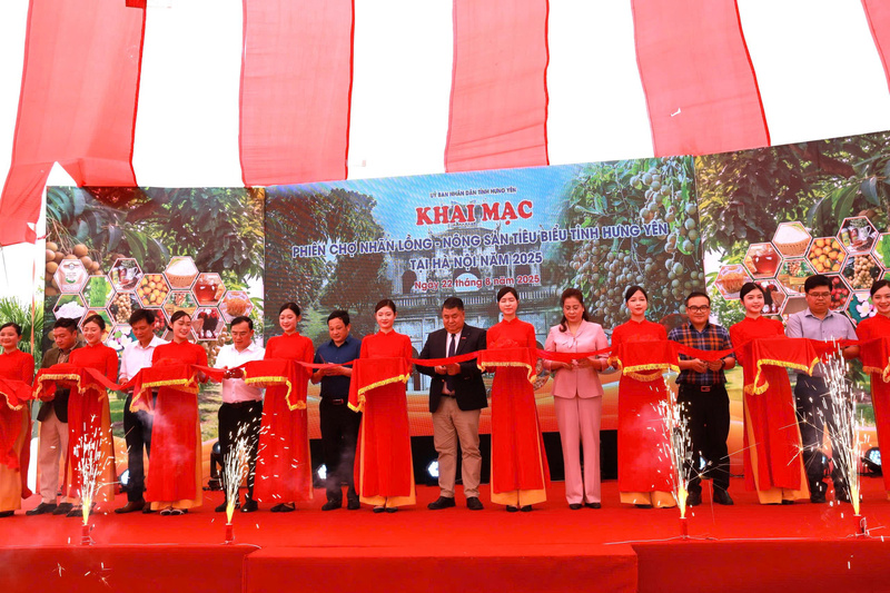 Các đại biểu thực hiện nghi thức cắt băng khai mạc Phiên chợ Nhãn lồng - Nông sản tiêu biểu tỉnh Hưng Yên 2025. Ảnh: Thanh Vân