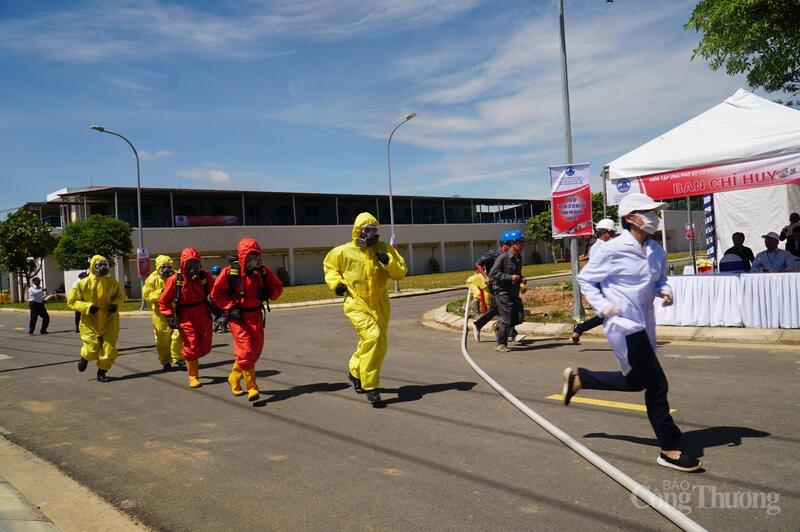 Các lực lượng của công ty cấp nước Đà nẵng đến hiện trường để hỗ trợ khắc phục sự cố