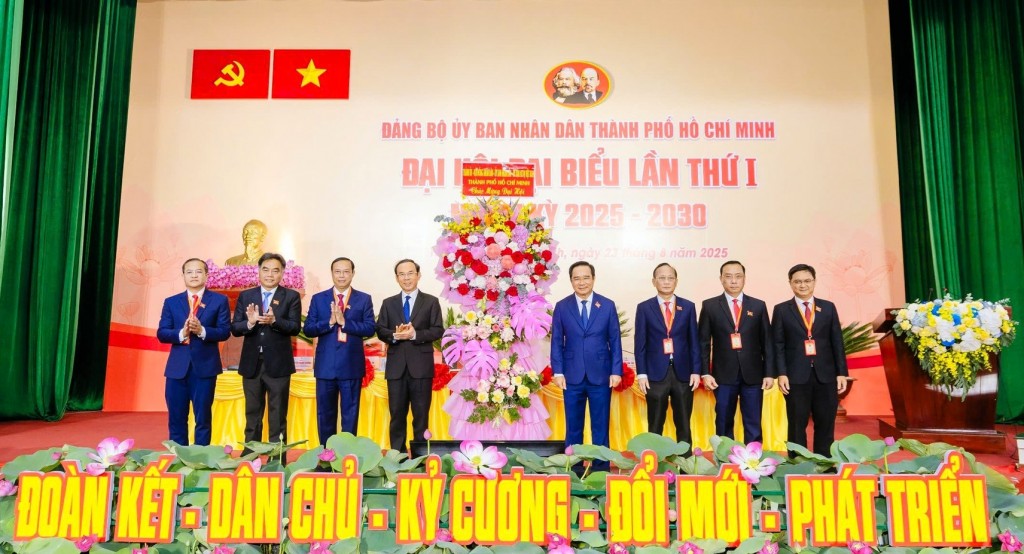 Bí thư Thành ủy TP Hồ Chí Minh Nguyễn Văn Nên tặng hoa chúc mừng Đại hội Bí thư Thành ủy TP Hồ Chí Minh Nguyễn Văn Nên tặng hoa chúc mừng Đại hội