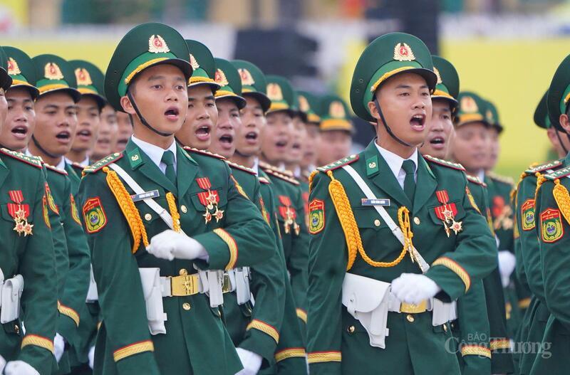 Các đồng chí, cán bộ chiến sĩ hô vang khẩu lệnh luyện tập