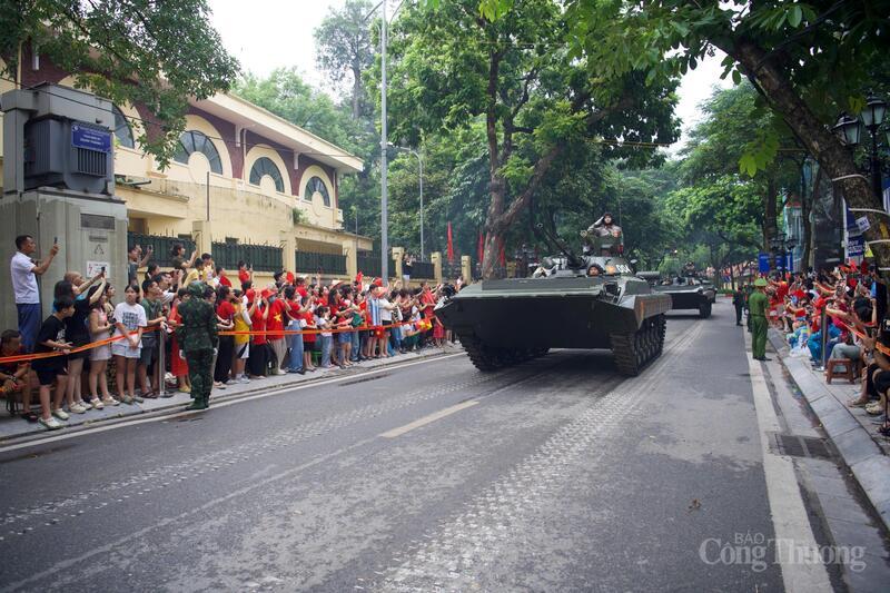 Trên các trục đường dẫn vào Quảng trường, đoàn xe cơ giới nối dài tạo nên bầu không khí trang nghiêm, uy nghi