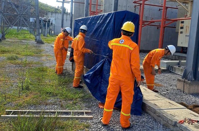 Công nhân truyền tải che chắn thiết bị, chủ động đón bão số 5