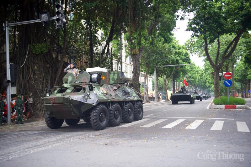 Từng đoàn phương tiện quân sự tiến vào vị trí quy định, bảo đảm trật tự, an toàn tuyệt đối cho công tác tổng hợp luyện