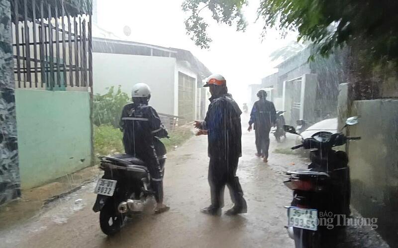 Để đảm bảo an toàn về người, lực lượng chức năng đang nỗ lực di dời người dân đến nơi an toàn