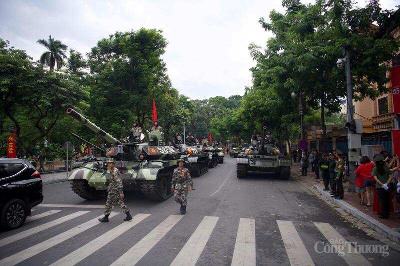 Hình ảnh đoàn xe quân sự nối dài quanh Quảng trường gợi nhớ những giờ phút lịch sử, khơi dậy niềm tự hào dân tộc