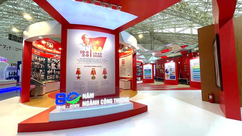Không gian trưng bày “80 năm ngành Công Thương lớn mạnh cùng đất nước” đã hoàn thiện, sẵn sàng cho lễ khai trương vào sáng 28/8/2025