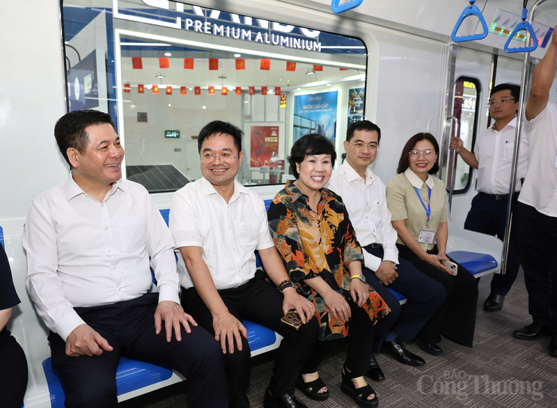 Bộ trưởng Nguyễn Hồng Diên cùng các lãnh đạo Cục, Vụ, đơn vị chức năng trong Bộ trải nghiệm mô hình tàu điện.