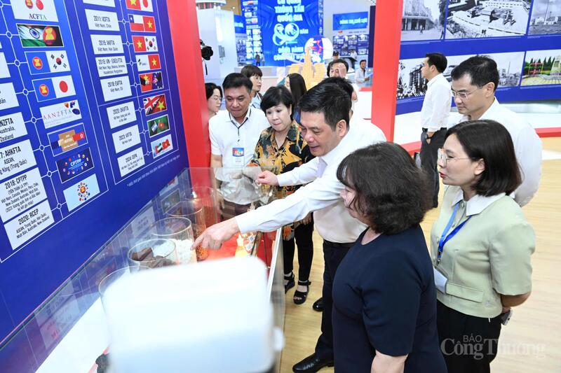 Bộ trưởng Nguyễn Hồng Diên kiểm tra khu trưng bày thành tựu 80 năm ngành Công Thương - 9
