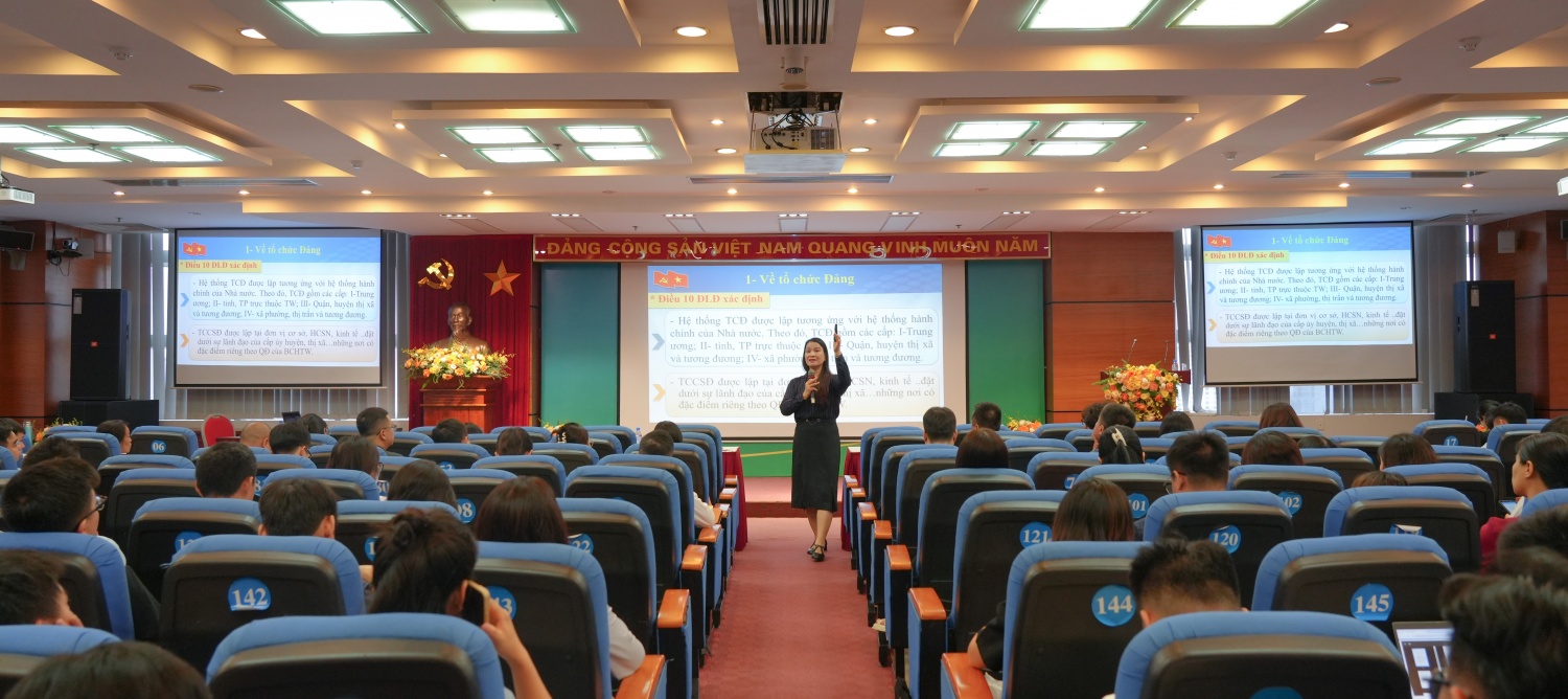 Petrovietnam khai giảng lớp bồi dưỡng lý luận chính trị cho đảng viên mới tại Hà Nội